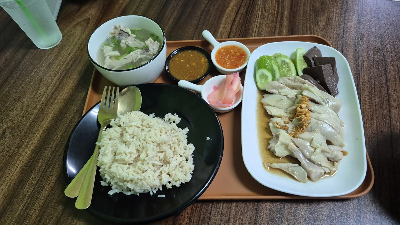 โกกิม ข้าวมันไก่สไตล์สิงคโปร์ มวกเหล็ก
